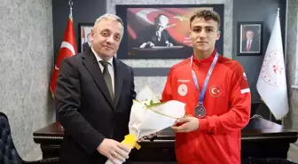 Denizli'nin Genç Güreşçisi Kaan Emirhan Asar, Dünya Şampiyonasında Gümüş Madalya Kazandı