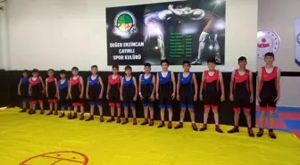 Vali Aydoğdu'dan Sporculara Forma ve Ayakkabı Desteği