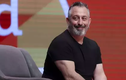 Cem Yılmaz, 2,5 milyonluk motosikletiyle tarzını konuşturdu