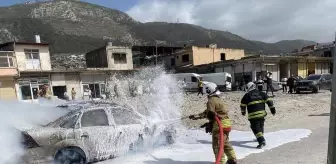 Antakya'da Park Halindeki Otomobil Alev Alev Yandı